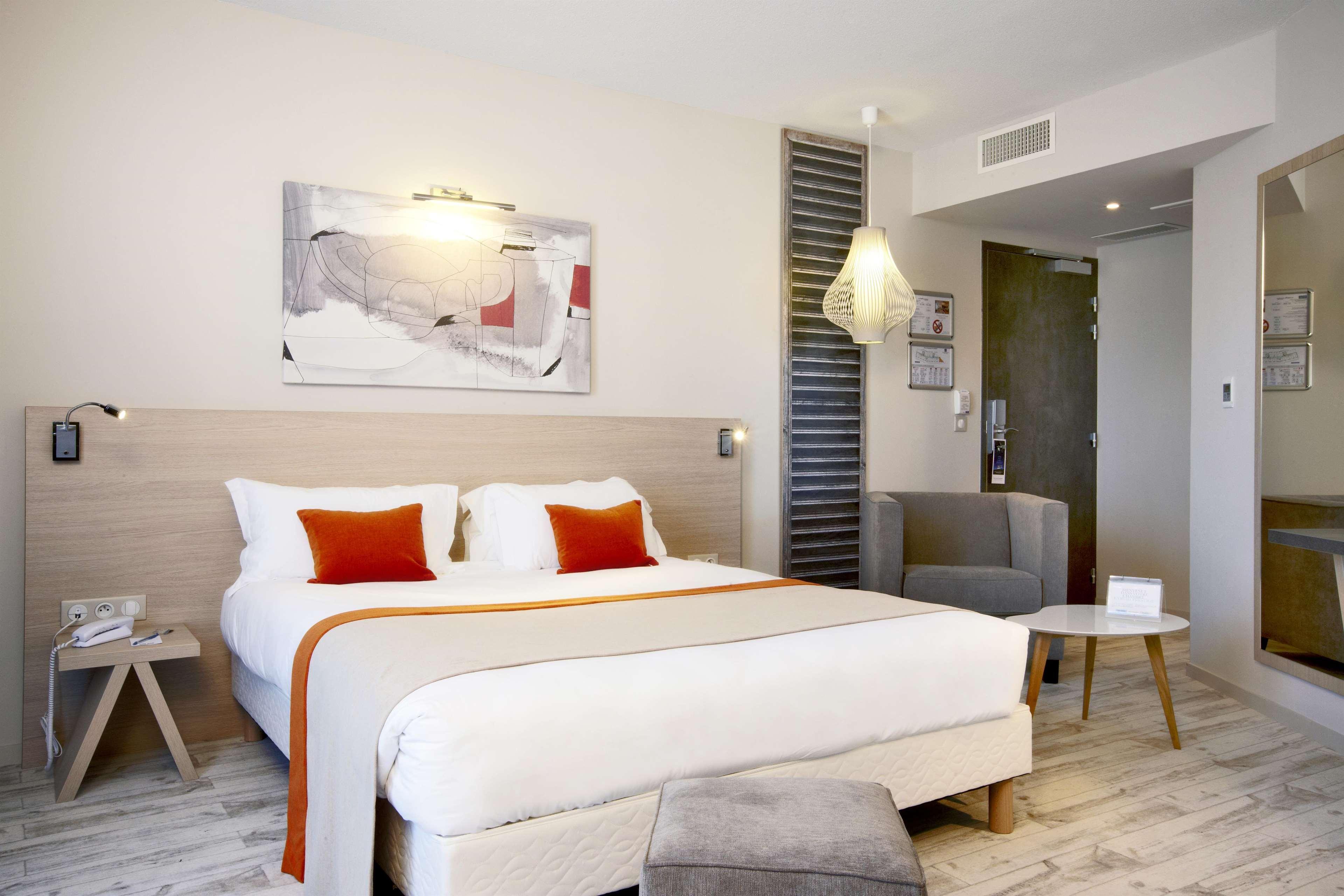 คิริแอด เพรสทีจ แวนเนอ เซ็นเตอร์ - ปาเล เด อาร์ตส Hotel วานส์ ภายนอก รูปภาพ