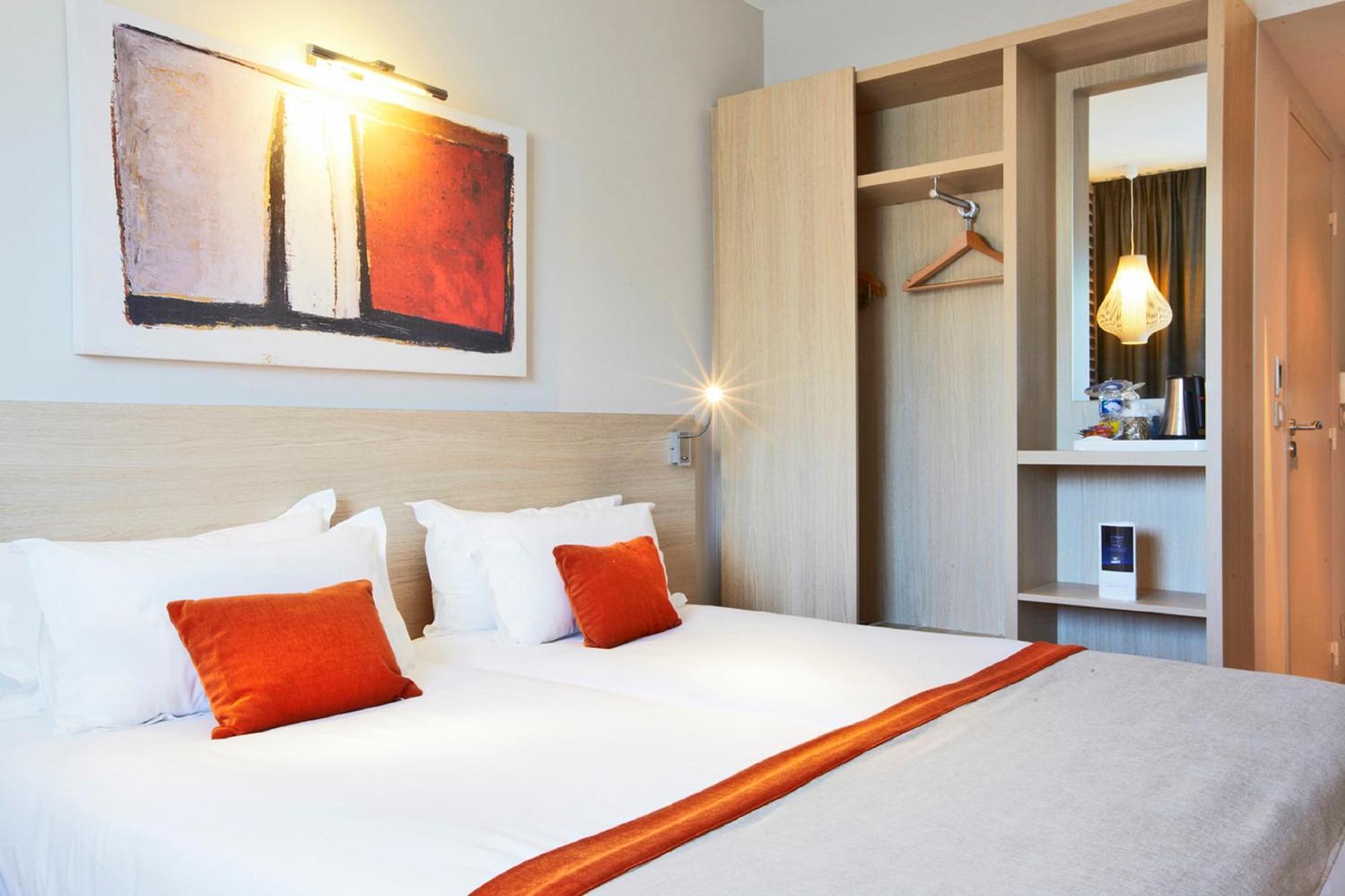 คิริแอด เพรสทีจ แวนเนอ เซ็นเตอร์ - ปาเล เด อาร์ตส Hotel วานส์ ภายนอก รูปภาพ